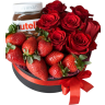 Композиция из роз с Nutella и свежей клубникой «Аромат нежности»